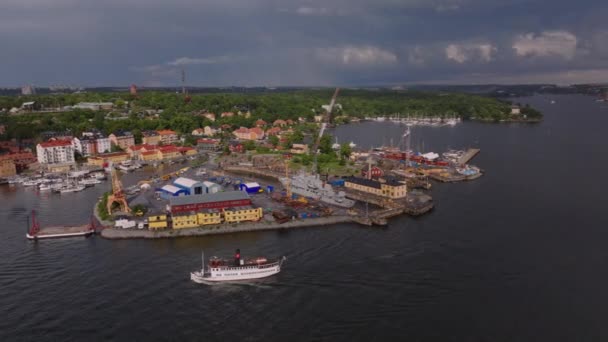 Aerial Slide Pan Footage Ship Docks Historic Dock Islet Revealing — Stock Video