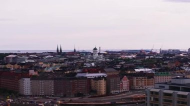 Şehirdeki tarihi manzaralı binaların havadan görüntüsü. Birkaç kilisenin ve Helsinki Katedrali 'nin kuleleri. Helsinki, Finlandiya.