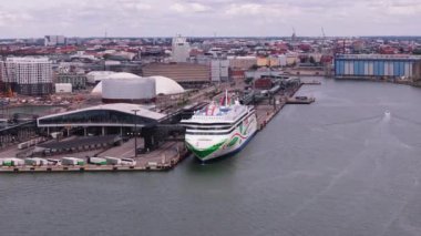 Liman manzarası ve terminaldeki büyük feribot gemisi. Arka planda bulutlu bir günde şehir manzarası. Helsinki, Finlandiya.