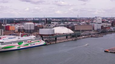 Liman ve büyük geminin hava görüntüleri. Arka planda şehir merkezindeki modern binalar. Helsinki, Finlandiya.