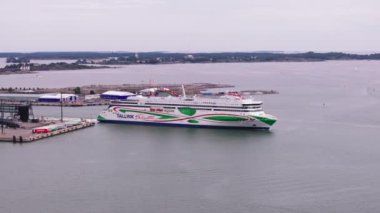 Limandan ayrılıp, yolcuları ve araçları gidecekleri yere götüren büyük bir vapur görüntüsü. Helsinki, Finlandiya.