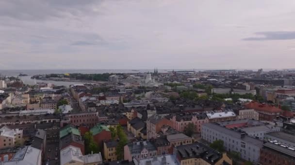 在这个城市的历史建筑上 前进的步伐超过了房屋 赫尔辛基大教堂在远处 芬兰赫尔辛基 — 图库视频影像