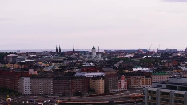 城市中具有历史名胜的建筑物的空中景观 几座教堂和赫尔辛基大教堂的塔楼 芬兰赫尔辛基 — 图库视频影像