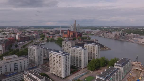 Luftaufnahme Eines Mehrstöckigen Wohnhauses Einer Wohnsiedlung Wasser Heizwerk Und Kohlehaufen — Stockvideo