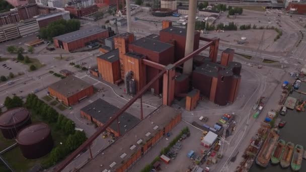 工业设施的高角视图 现代建筑加高烟囱采暖厂 倾斜显示背景中的住宅区 芬兰赫尔辛基 — 图库视频影像