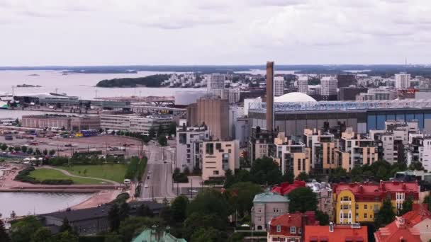 都市の場所の異なるスタイルと使用の空中ビュー 豪華な豪華なヴィラ 標準化されたモダンなアパートハウスと工業施設 ヘルシンキ フィンランド — ストック動画