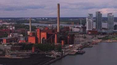 Rıhtımdaki kömür ısıtma tesisinin hava kaydırak ve pan görüntüleri. Suyun üzerinde kargo taşıyorum. Helsinki, Finlandiya.