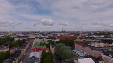 İleri, şehrin üzerinde uçar. Eski şehir merkezindeki büyük evler ve saraylar St. Johns kilise kulelerine doğru gidiyor. Helsinki, Finlandiya.