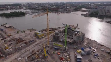 Büyük inşaat alanının yüksek açılı görüntüsü. Sompasaari adasında modern yerleşim alanı inşa ediliyor. Yukarı kaldır ve şehir manzarasını göster. Helsinki, Finlandiya.