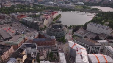 Ympyratalo ofis binasının ikonik dairesel görüntüsü. Ortaya çıkan şehir manzarasını yukarı kaldır. Helsinki, Finlandiya.