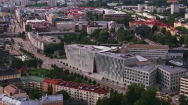 Gelecekteki büyük bir banka ya da şirket binasının hava kaydırak ve pan görüntüleri. Çok şeritli ana yol ve şehir merkezindeki binalar. Helsinki, Finlandiya.