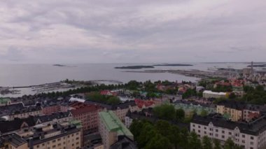 İleriye doğru, rıhtımdaki gezinti güvertesinin bulunduğu lüks şehir mahallelerindeki kasaba evlerinin üzerinden uçar. Helsinki, Finlandiya.