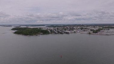 Hallonnas kentsel semtindeki modern yerleşim kompleksi suyun üzerinde uçuyor. Helsinki, Finlandiya.