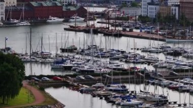 Limandaki rıhtımlara demirlenmiş yelkenlilerin hava görüntüleri. Yukarı kaldır ve ünlü Uspenski Katedrali 'ni ve şehirdeki binaları göster. Helsinki, Finlandiya.