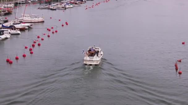 Fin Bayrağının Limandan Geçtiği Motorlu Tekne Manzarası Yüzeyindeki Kırmızı Şamandıralar — Stok video