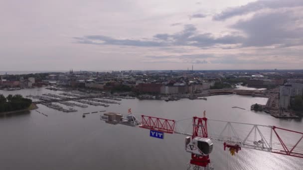 滨海码头的城市和船只的空中景观 建筑现场塔式起重机的后向显示 芬兰赫尔辛基 — 图库视频影像