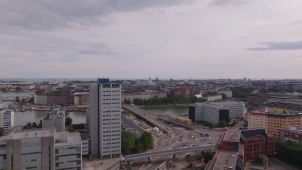 都市部の新しい道路と橋の建設現場を飛び越える 輸送インフラの能力を高める ヘルシンキ フィンランド — ストック動画