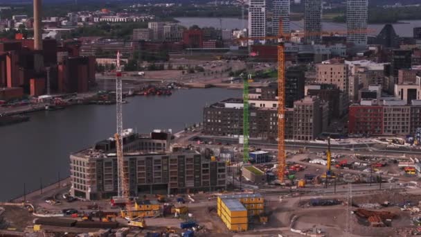 Şehirdeki Inşaat Alanındaki Bir Grup Vincin Yüksek Kaydırak Pan Görüntüsü — Stok video