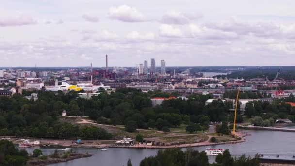 开沃普埃斯托的空中景观靠海停放 以港口 工业园区和高层住宅塔为背景 芬兰赫尔辛基 — 图库视频影像