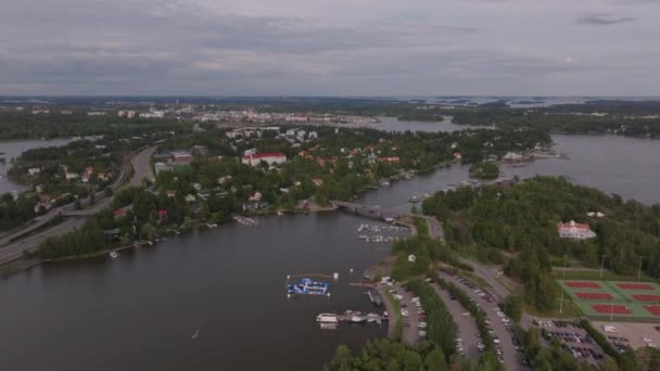 从空中俯瞰岛屿和城市郊区 美丽的平面景观与水域 芬兰赫尔辛基 — 图库视频影像