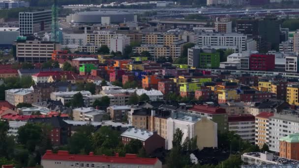 住宅地の住宅ビルのズームビュー 都市部のアパートハウスのカラフルなファサードの空中ビュー ヘルシンキ フィンランド — ストック動画