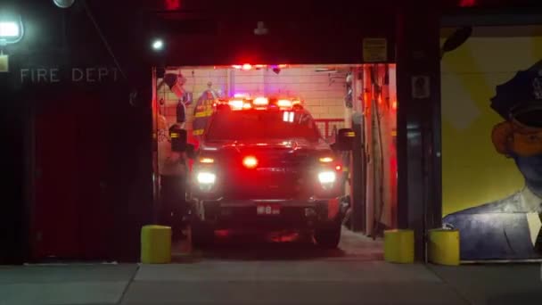 美国纽约 2023 Fdny 4Wd消防车停放在开着的车库里 外面有闪光的灯光和消防员 消防员夜班 — 图库视频影像