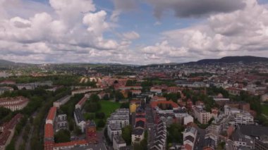 Kentsel yerleşim yerlerinin ya da banliyölerin havadan panoramik görüntüsü. Daireler ağaçlar ve yeşil bitkilerle çevrili. Oslo, Norveç.