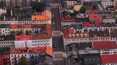 Şehir merkezindeki binaların ve sokakların yüksek açılı görüntüsü. Yol ayrımında yürüyen yayalar. Oslo, Norveç.