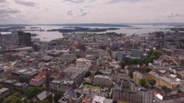 Şehirdeki yoğun şehir gelişiminin havadan görüntüsü. Adaları ve limanı olan bir su alanı. Oslo, Norveç.