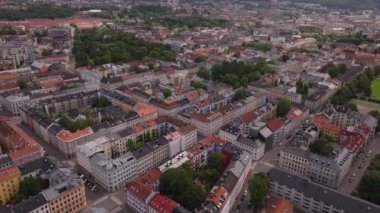 Kentsel yerleşim yerlerindeki apartmanların havadan görüntüsü. Metropolis 'teki evler ve sokaklar. Oslo, Norveç.