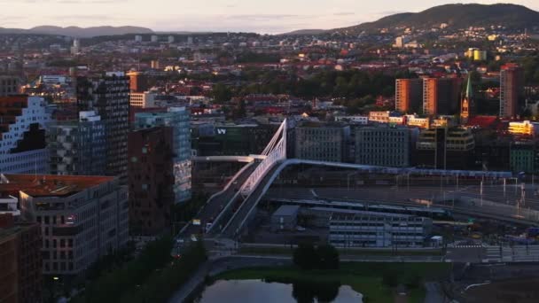 건물과 미래의 디자인 교량과 이웃의 일몰에 오슬로 노르웨이 — 비디오