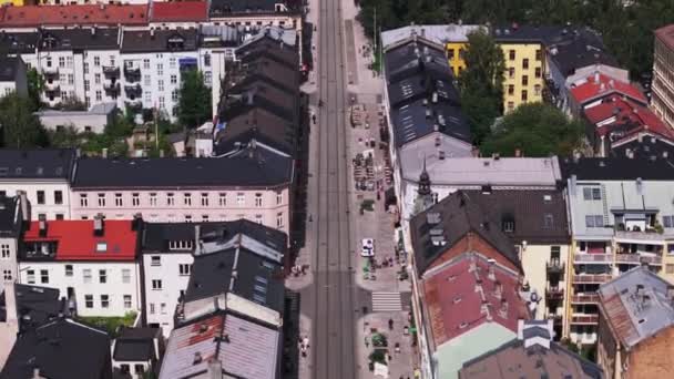 その後 市街地のストリートの上を飛びます トラムトラック付きの歩行者大通りの高角度ビュー オスロ ノルウェー — ストック動画