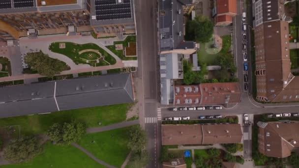 都市部のストリートや建物の下の映像 持続可能なエネルギーを生み出すルーフトップの太陽電池 オスロ ノルウェー — ストック動画