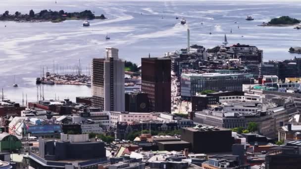 沿岸地区にある建物 機能主義的なシティホールは マリーナの足場と帆船で部分的に覆われています オスロ ノルウェー — ストック動画