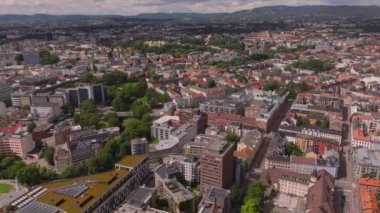 Metropolis 'in havadan görünüşü. Şehir geliştirme ve yerleşim yerlerindeki yeşil bitki örtüsünün karışımı. Oslo, Norveç.