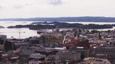 Kıyı kentindeki binaların hava kaydırak ve pan görüntüleri. Oslo Fjord 'daki su ve adalar. Oslo, Norveç.