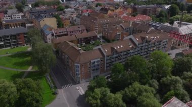 Şehir merkezinin yüksek açılı manzarası, şehir merkezindeki apartmanlar. Yukarı kaldır ve şehir manzarasını göster. Oslo, Norveç.