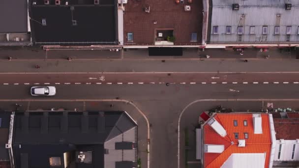街の通りを通る車の高さの視野 サイクリングトラック 広い舗装のための1つの方法 オスロ ノルウェー — ストック動画