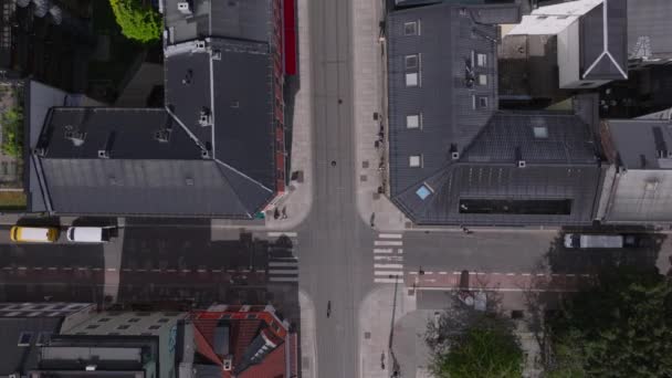 市街地の通りや建物の写真を撮りました 路面電車で静かな通りに歩いている歩行者 オスロ ノルウェー — ストック動画