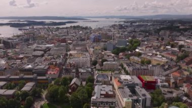 Kentsel kentin havadan panoramik manzarası, şehir tarihi merkezi ve arka planda Oslo fiyordu. Oslo, Norveç.