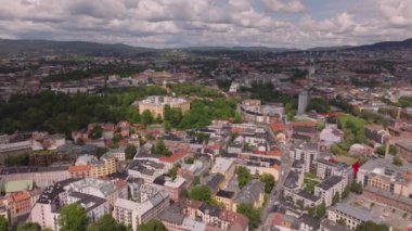 Yollar yerleşim yerlerinin üzerinde uçar. Kasaba evleri ve parklarda bir sürü yeşillik. Oslo, Norveç.