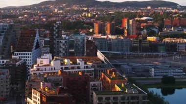 Rıhtımdaki modern yerleşim yerinin hava görüntüleri. Altın saatinde şehir manzarası. Oslo, Norveç.