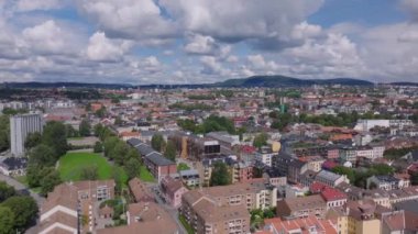 Kentsel yerleşim yerlerindeki binaların hava panoramik görüntüleri. Sokaklar boyunca çok katlı apartman daireleri. Oslo, Norveç.