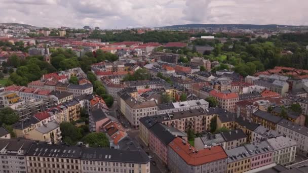 Metropolis Yerleşim Yerlerindeki Geleneksel Büyük Kasaba Evlerinin Üzerinde Ilerliyorlar Oslo — Stok video