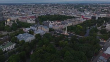 Metropolün havadan panoramik görüntüsü. Özgürlük Anıtı çevresindeki yeşil park ve şehir merkezindeki tarihi evler ve saraylar. Riga, Letonya.