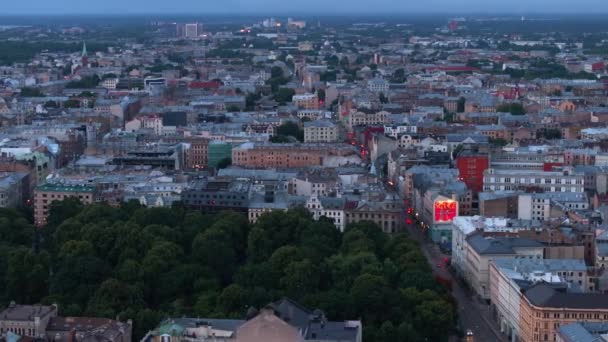 Luchtfoto Panoramisch Uitzicht Stadsontwikkeling Stadsdeel Bij Schemering Gebouwen Straten Metropool — Stockvideo