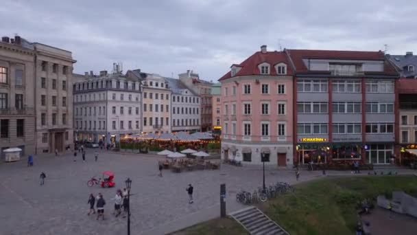 오래된 마을에 앞으로 상승하는 대도시의 풍경을 보여줍니다 라트비아 — 비디오