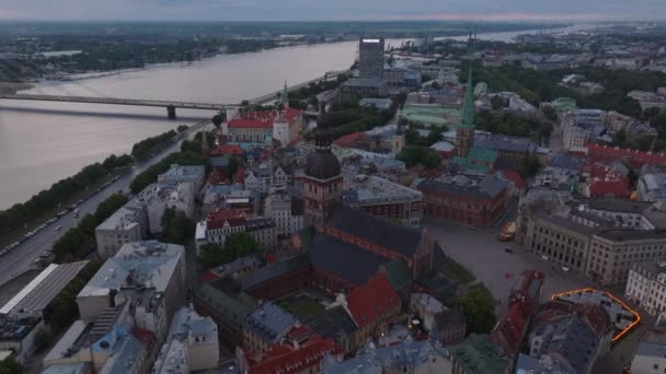 Riga Katedrali Kubbe Meydanı Eski Kasabadaki Evler Günbatımında Tarihi Turist — Stok video