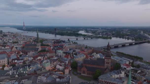 Воздушные Панорамные Кадры Исторического Развития Старом Городе Возле Широкой Реки — стоковое видео