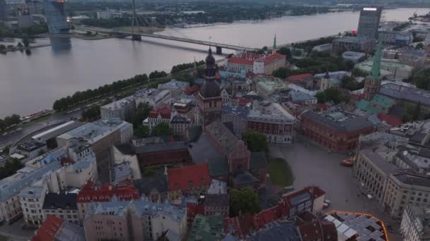 Riga Katedrali Nin Hava Görüntüleri Eski Kasabadaki Meydanı Evleri Çevreleyen — Stok video